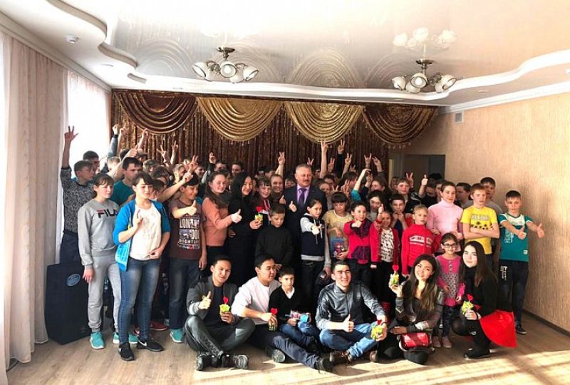 ЖЕЛЕЗНОДОРОЖНИКИ НАВЕСТИЛИ ВОСПИТАННИКОВ ДЕТСКОГО ДОМА