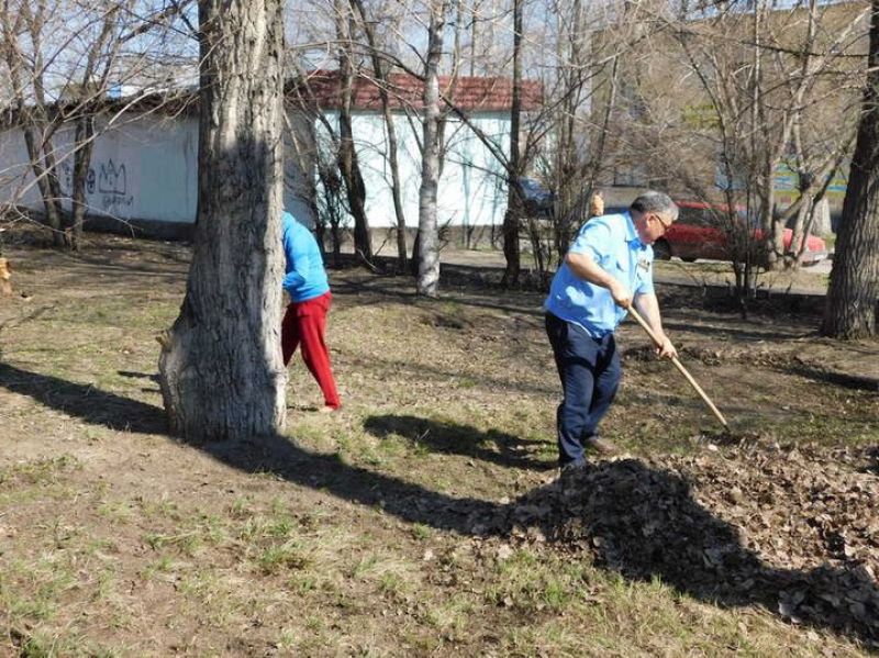 Железнодорожники Усть-Каменогорска устроили субботник в микрорайоне "Защита"