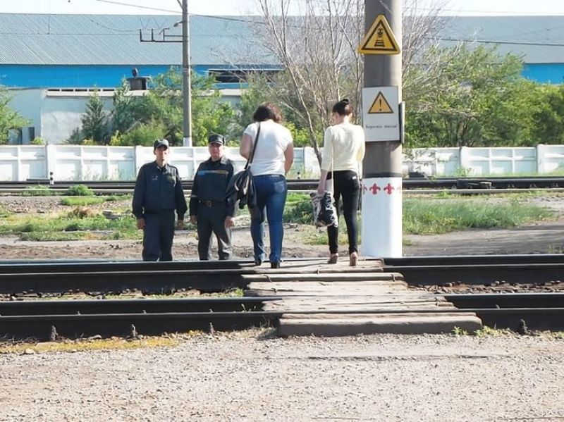 Переходивших пути в неустановленном месте задержали в Костанайском регионе