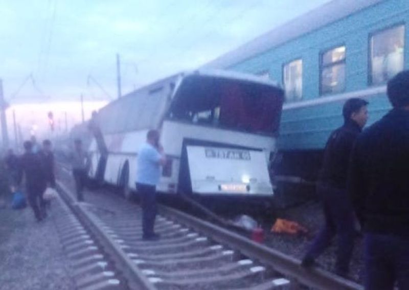 Поезд протаранил автобус в Алматинской области - есть погибший и раненые