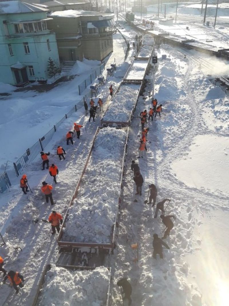 Железнодорожники бросили все силы на борьбу со снегом