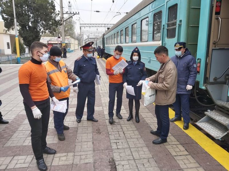 Тараз станциясында жолаушыларға бетперде таратты