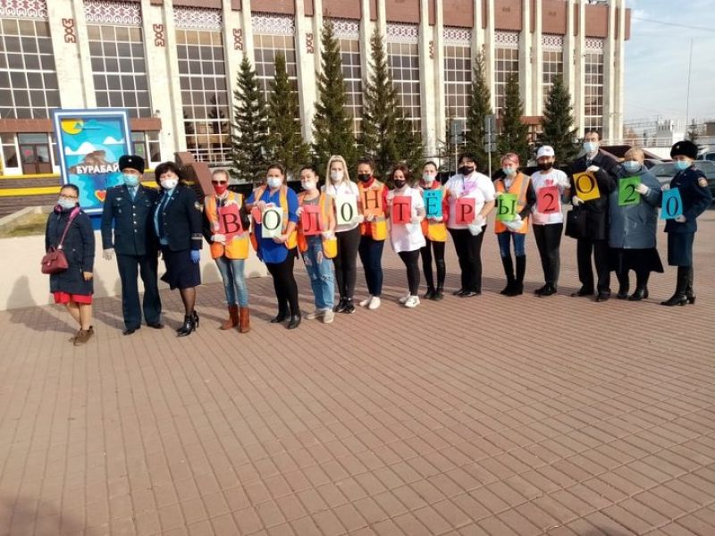 На вокзале Кокшетау волонтеры раздали жителям медицинские маски