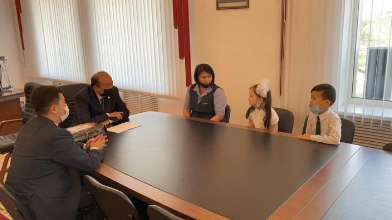 4 баласы мектеп жасындағы жалғызбасты ананы қабылдады