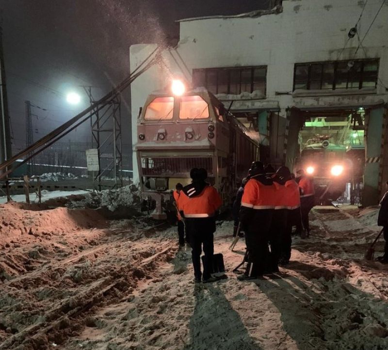 Железнодорожники контролируют ж/д пути от снежных заносов