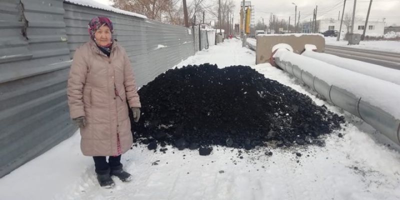 Волонтеры ҚТЖ организовали бесплатную доставку 80 тонн угля ветеранам отрасли