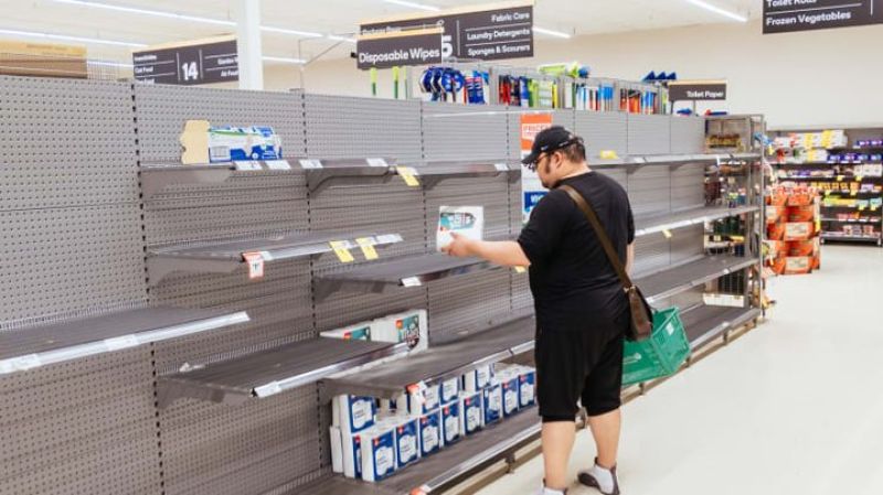 Заражение страхом. Ученые объяснили, почему люди панически скупают туалетную бумагу в период коронавируса
