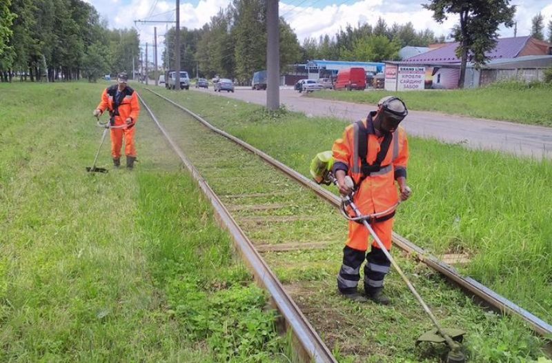 Железнодорожники начали бороться с травой на путях