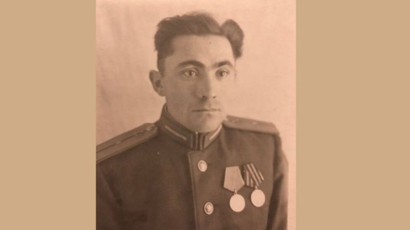 С гордостью носим фамилию деда