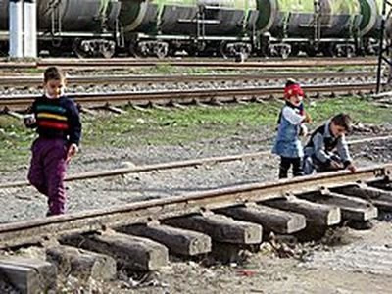 Железнодорожники просят усилить контроль за детьми в зоне движения поездов