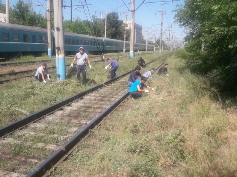 Железнодорожники вышли на субботники по очистке территории