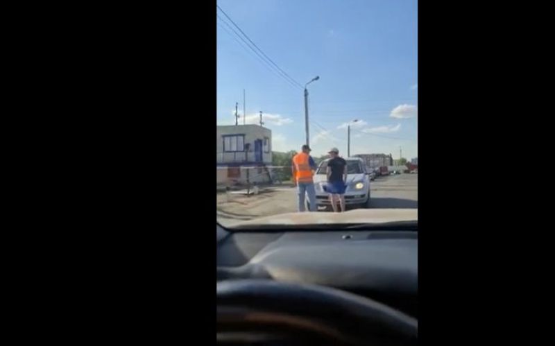 Потасовку между дежурным и водителем на ж/д переезде сняли на видео