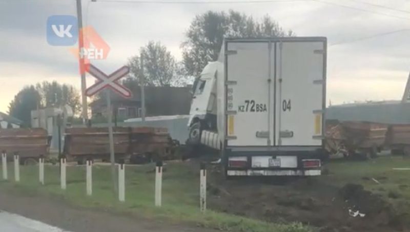 Фура протаранила поезд