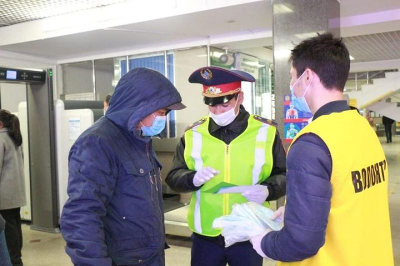 Более 500 масок в поездах и на вокзале раздали транспортные полицейские