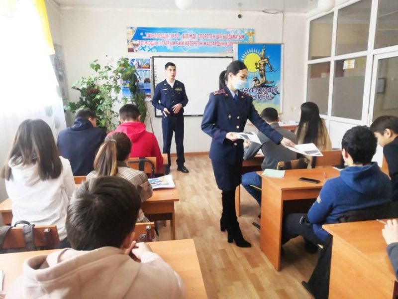 Семейлік теміржолшылар мен полицейлер оқушыларға қауісіздік ережелерін түсіндірді