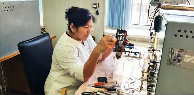 Ақтөбелік электромеханик әріптестерімен бірге күніне 400-ден астам релені жөндейді