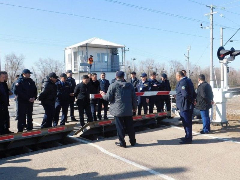 Өткелдерде жиілеп кеткен пойыз бен автөкөлік соқтығыстарын азайту мәселесі Шуда талқыланды