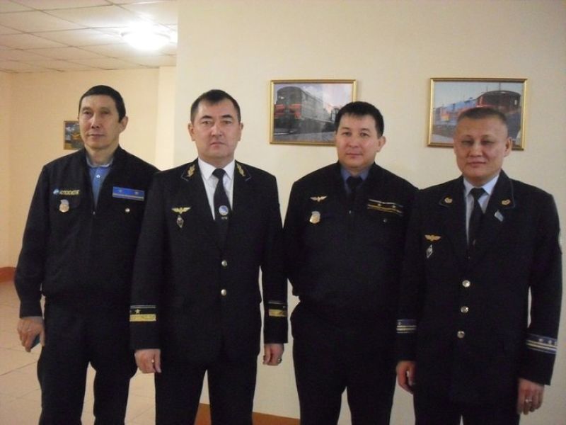 Машинистам ТЧЭ-22 вручили нагрудные знаки «Құрметті локомотив машинисі»