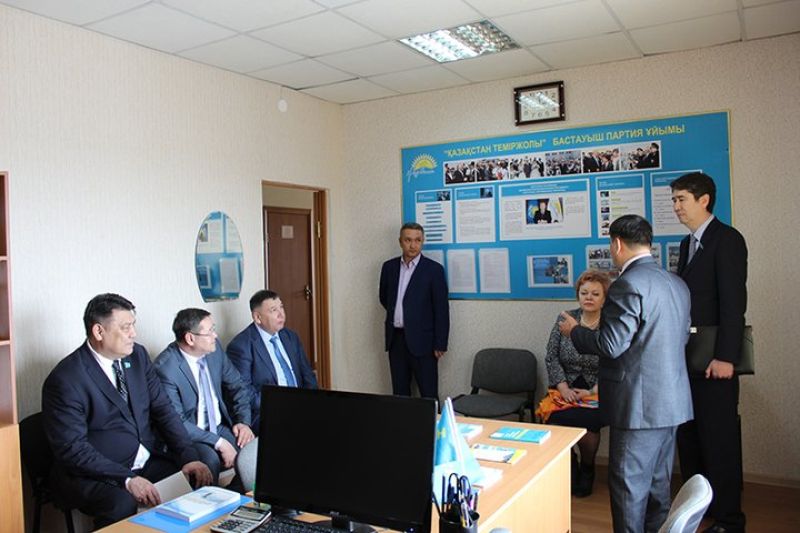 Түбек теміржолшылары ортасында   