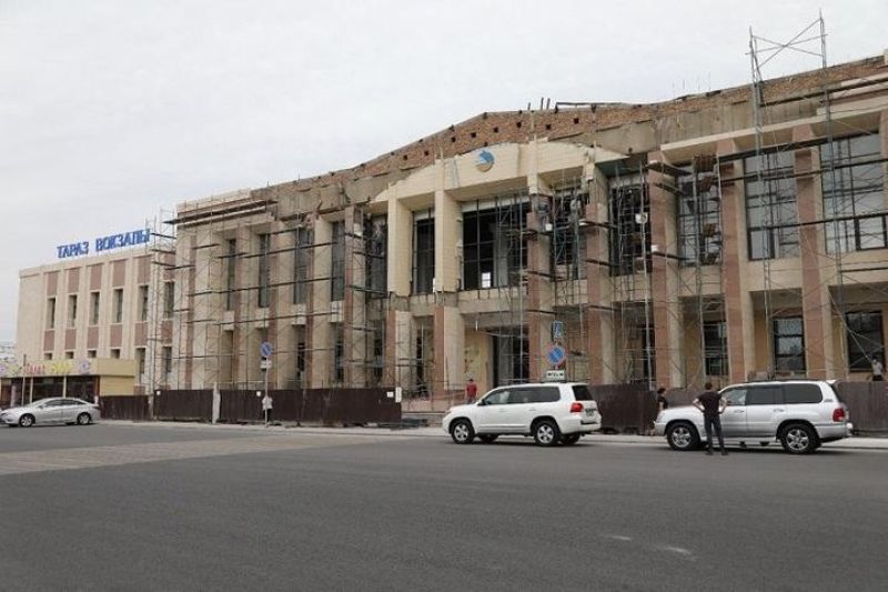 Бердібек Сапарбаев пен ҚТЖ басшысының орынбасары Тараз вокзалындағы жөндеу жұмыстарын тексерді