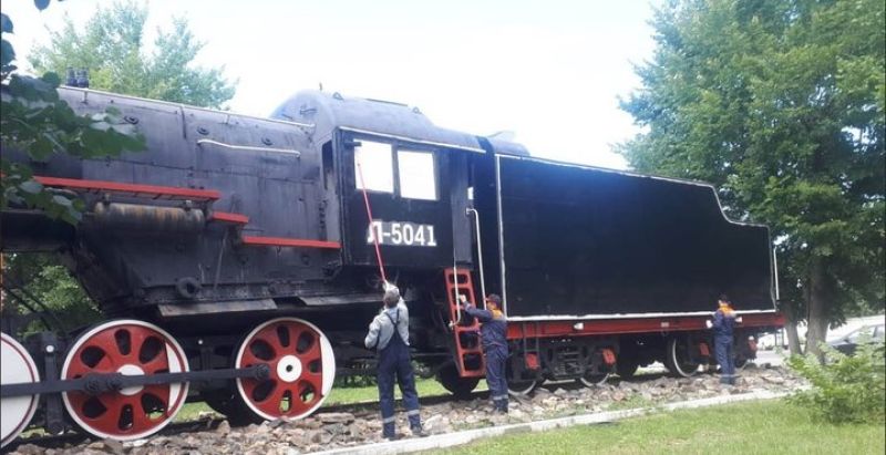 Паровоз времен Турксиба у вокзала Оскемен-1 привели в порядок
