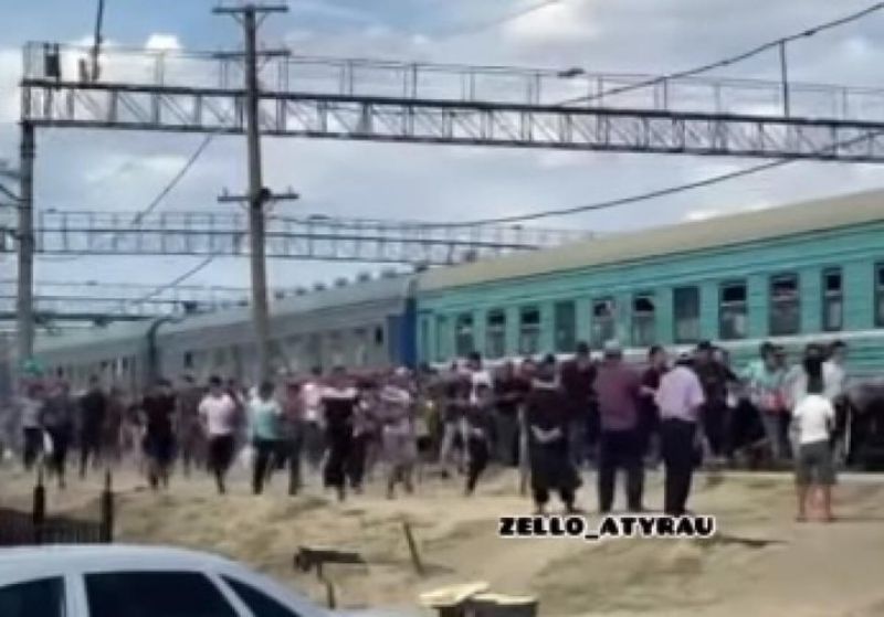 Толпа с криками пыталась остановить поезд в Атырауской области