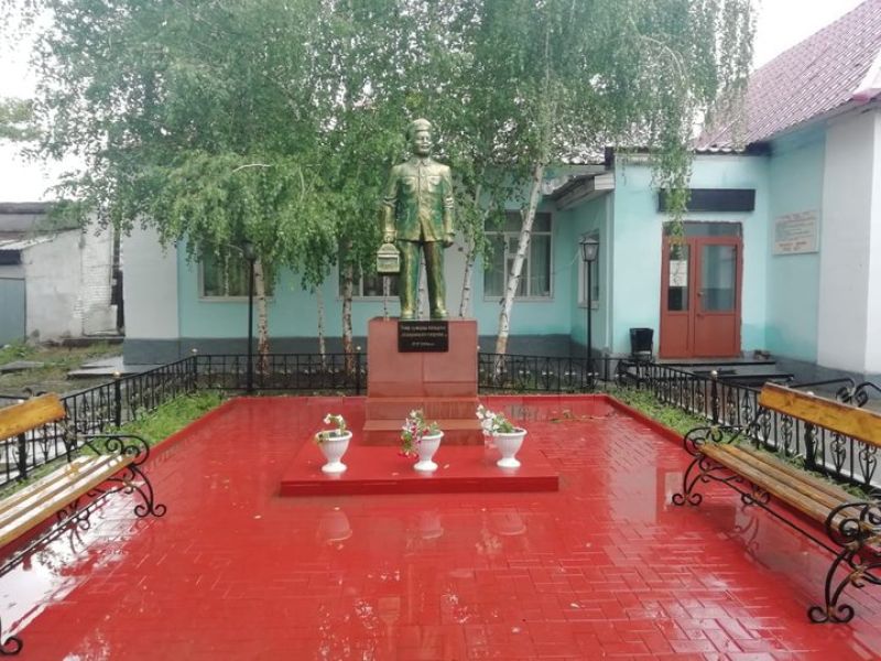 11 лет назад в Актобе открыли памятник машинисту, водившему поезда в годы войны
