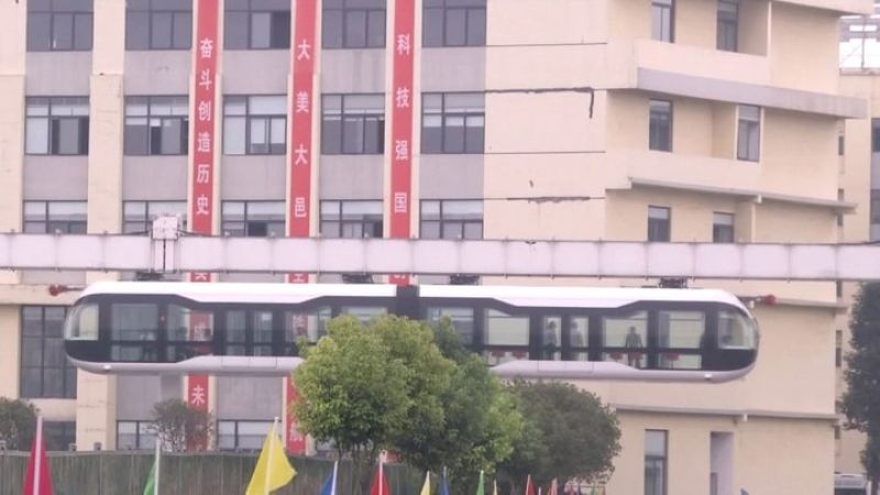 Поезд со стеклянным дном введен в эксплуатацию в Китае
