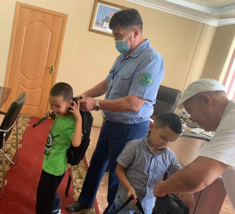 Ақтөбеде Әскерилендірілген теміржол күзеті 75 балаға оқу құралдарын сыйлады