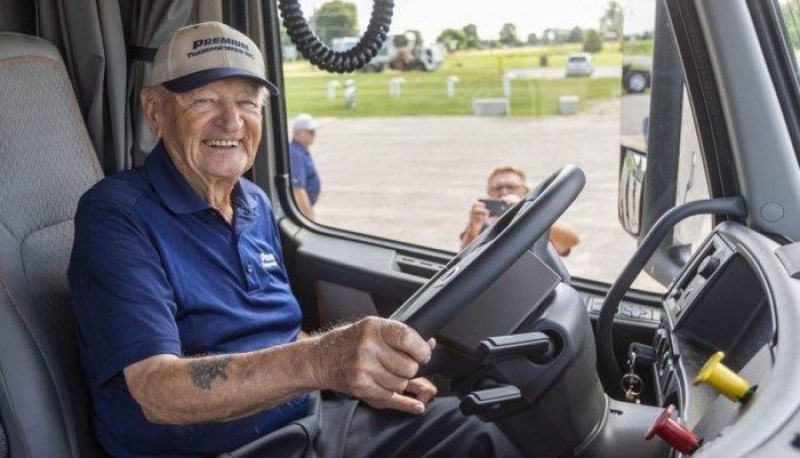 90-летний дальнобойщик вышел на пенсию, проехав 14 млн км