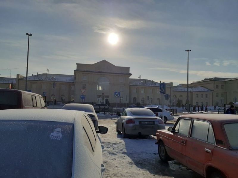 С вокзала Караганды вывезено 3 КамАза снега весом 60 тонн