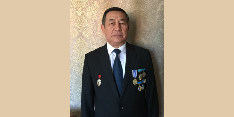 Ақтөбе темір жолының ардагері Қанат Әлмаханов қазақстандықтарды Тәуелсіздіктің 30 жылдығымен құттықтады