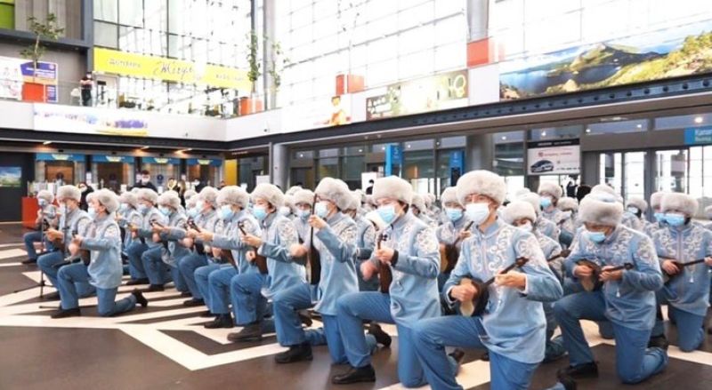 «Нұрлы жол» вокзал кешенінде 100 домбырашы Құрманғазының күйлерін орындады