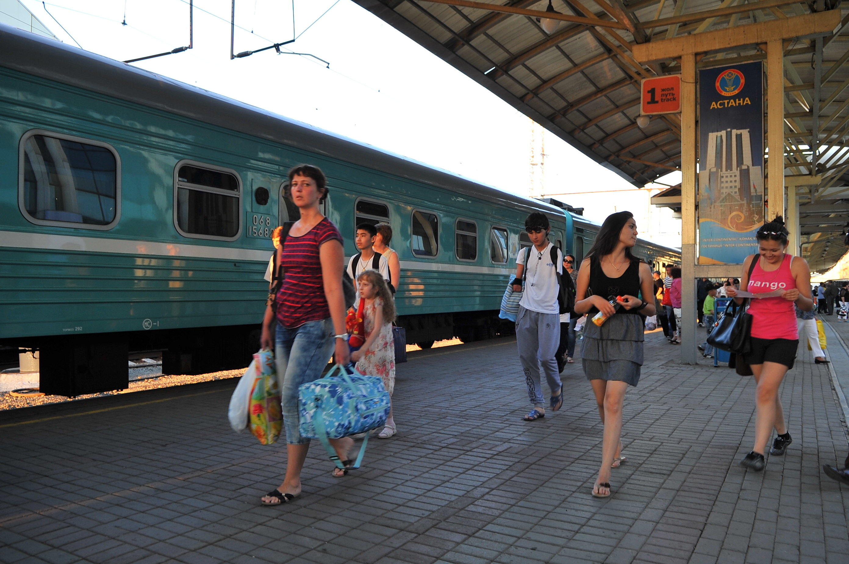 Казахстан можно ли уехать. Пассажиры на вокзале. Люди на вокзале. Пассажиры на перроне. Провожающие на ЖД вокзале.